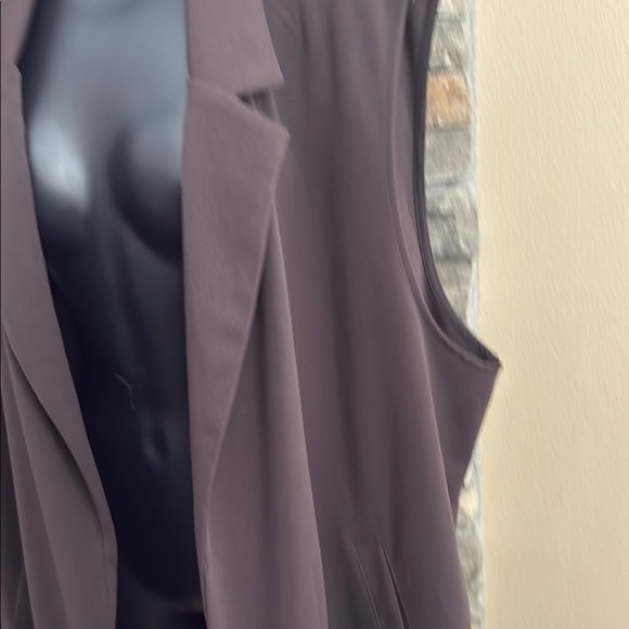 Elegant Brown Sleeveless Jacket - Picture 2 of 6